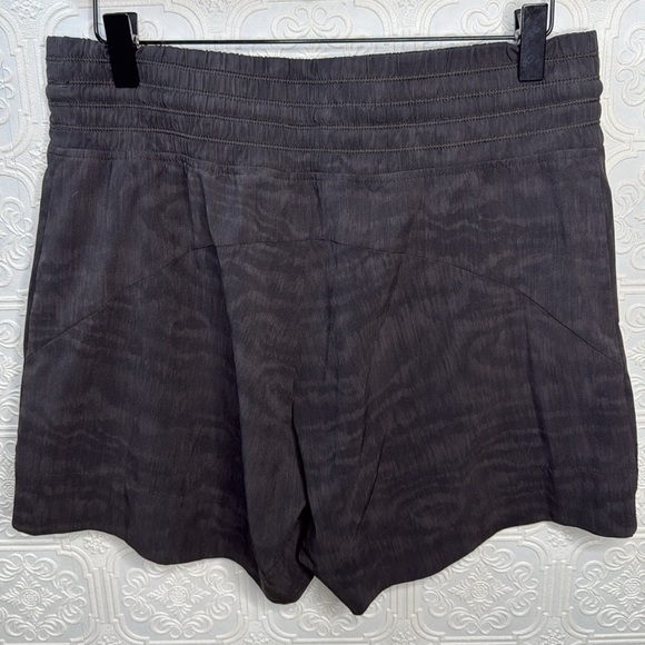 Athleta | Camden Printed Short, Size 6 - Picture 7 of 15